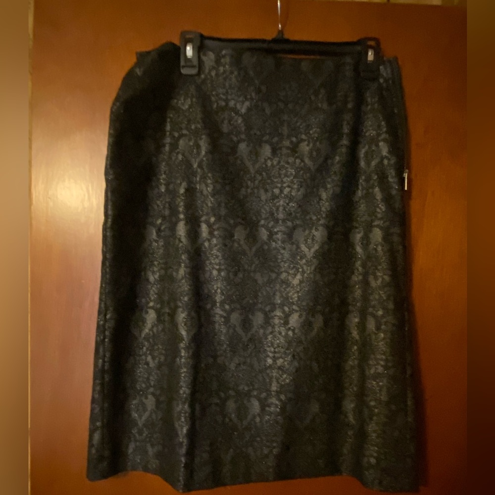 Size 8 worthington skirt still has tags. 25 1/2 inches long. Black and gold.